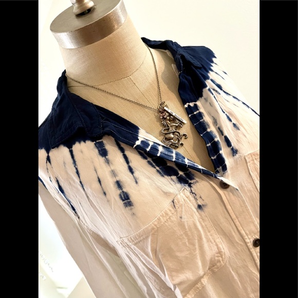 NWT M Rock & Republic Blue White Tie Dye Shirt Top - Picture 2 of 7